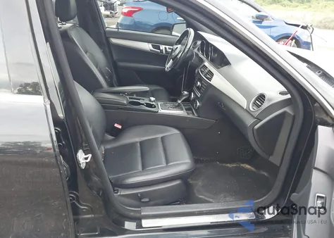 2013 Mercedes-Benz C 250 Luxury/Sport z USA, uszkodzony, nr VIN WDDGF4HB7DR295826